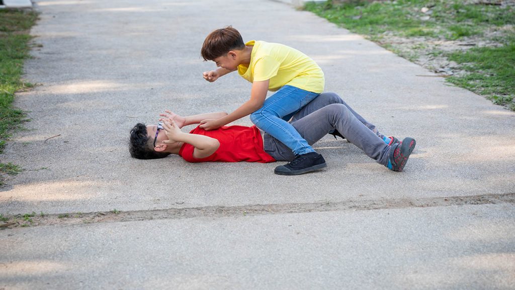 kids fighting on the walking street